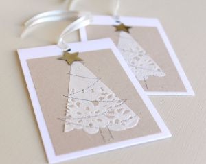 Tarjetas decoradas con blondas de papel