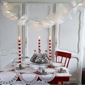 Mantel hecho con blondas de papel. diy