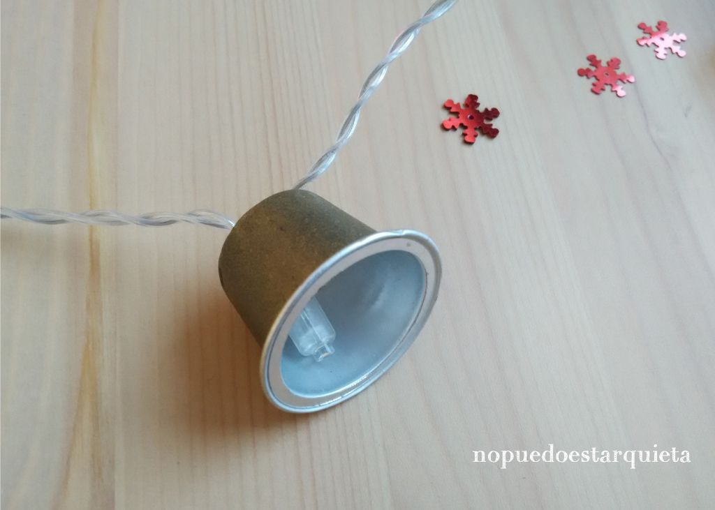 Guirnalda de luces navidad con cápsulas de café. Cadena de luces de Navidad.