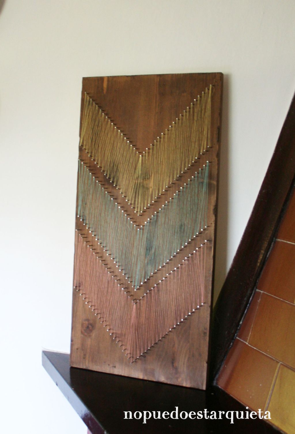Cartel de madera decorado con hilos. String art