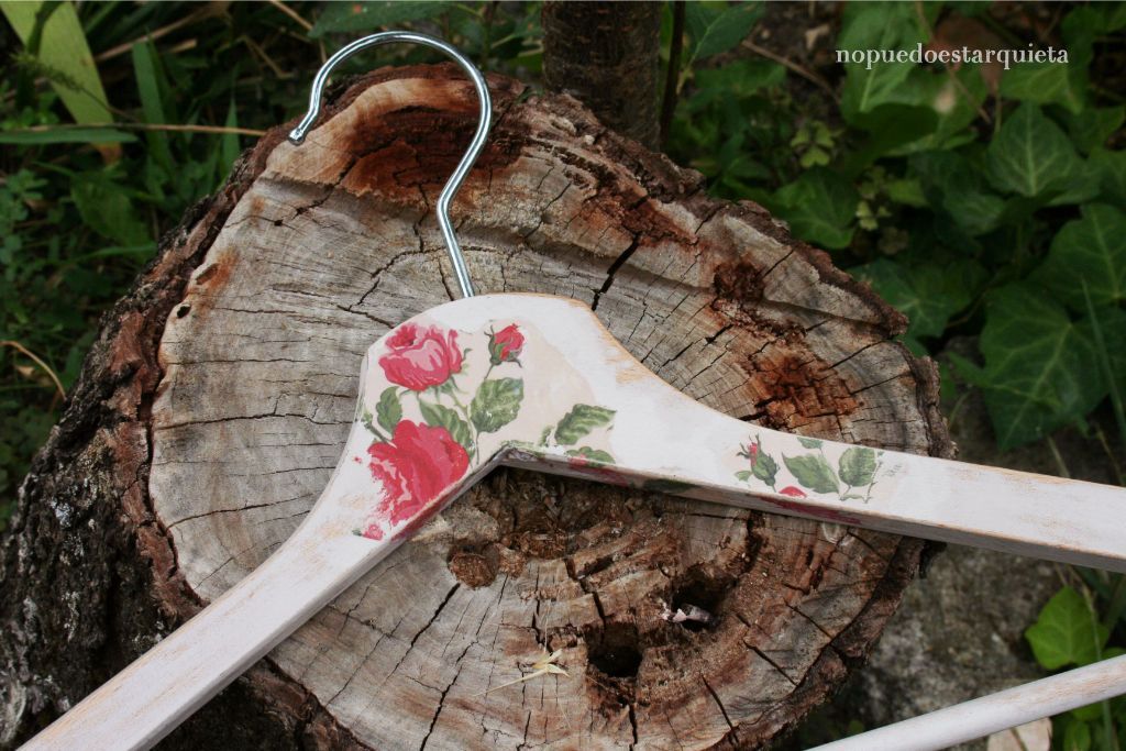 percha de madera decorada 