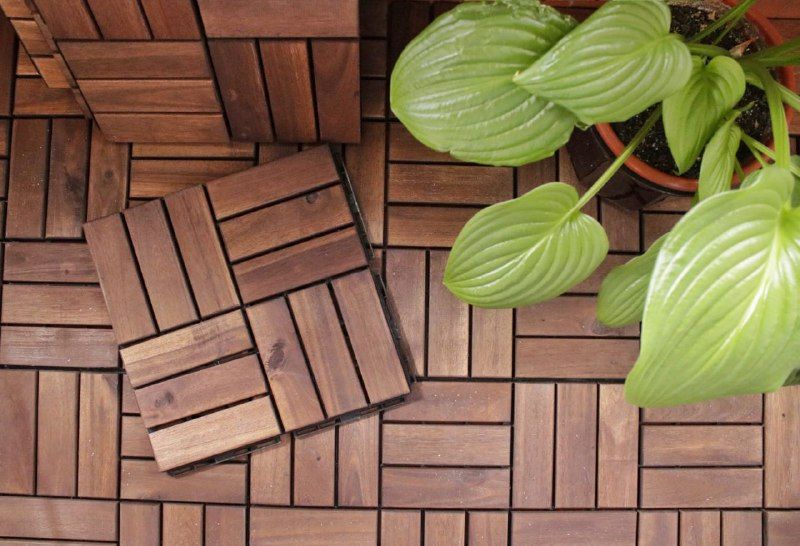 Decorar terrazas pequeñas suelo madera ikea