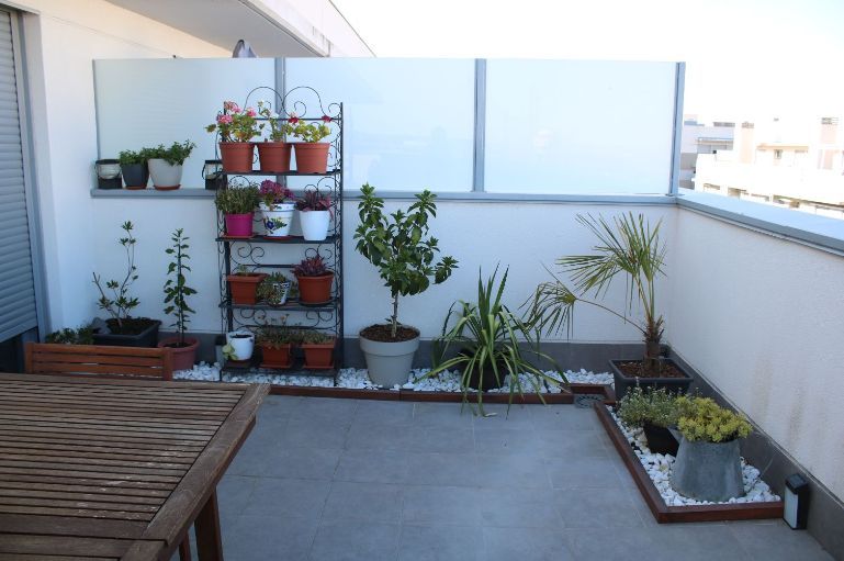 decorar terraza piedra blanca